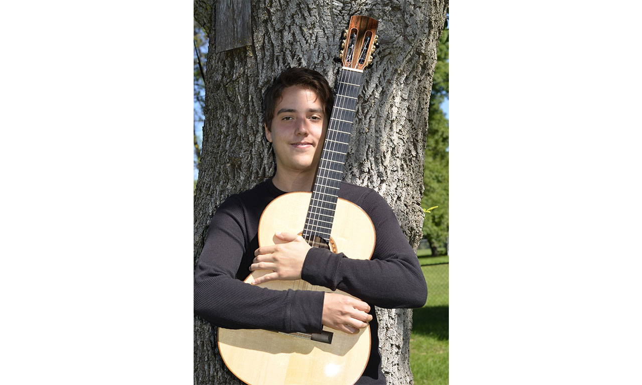 Photo of Xavier Jara with guitar