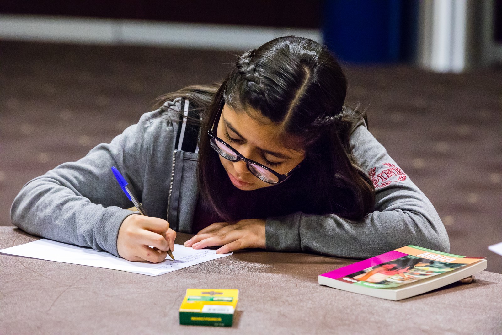 Image of a girl writing at the 2018 El Dia Celebration. / Photo by Bruce Matsunaga