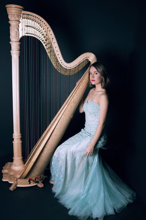 Photo of Katherine Soichi with harp